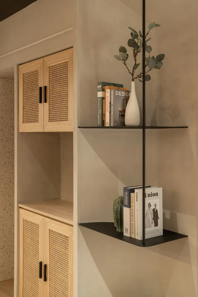 訂製藤編門與鐵件層板配置。