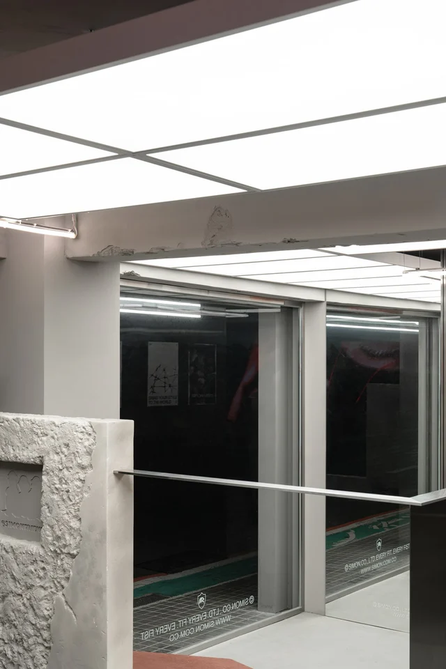 訂製平板燈與窗邊收邊。