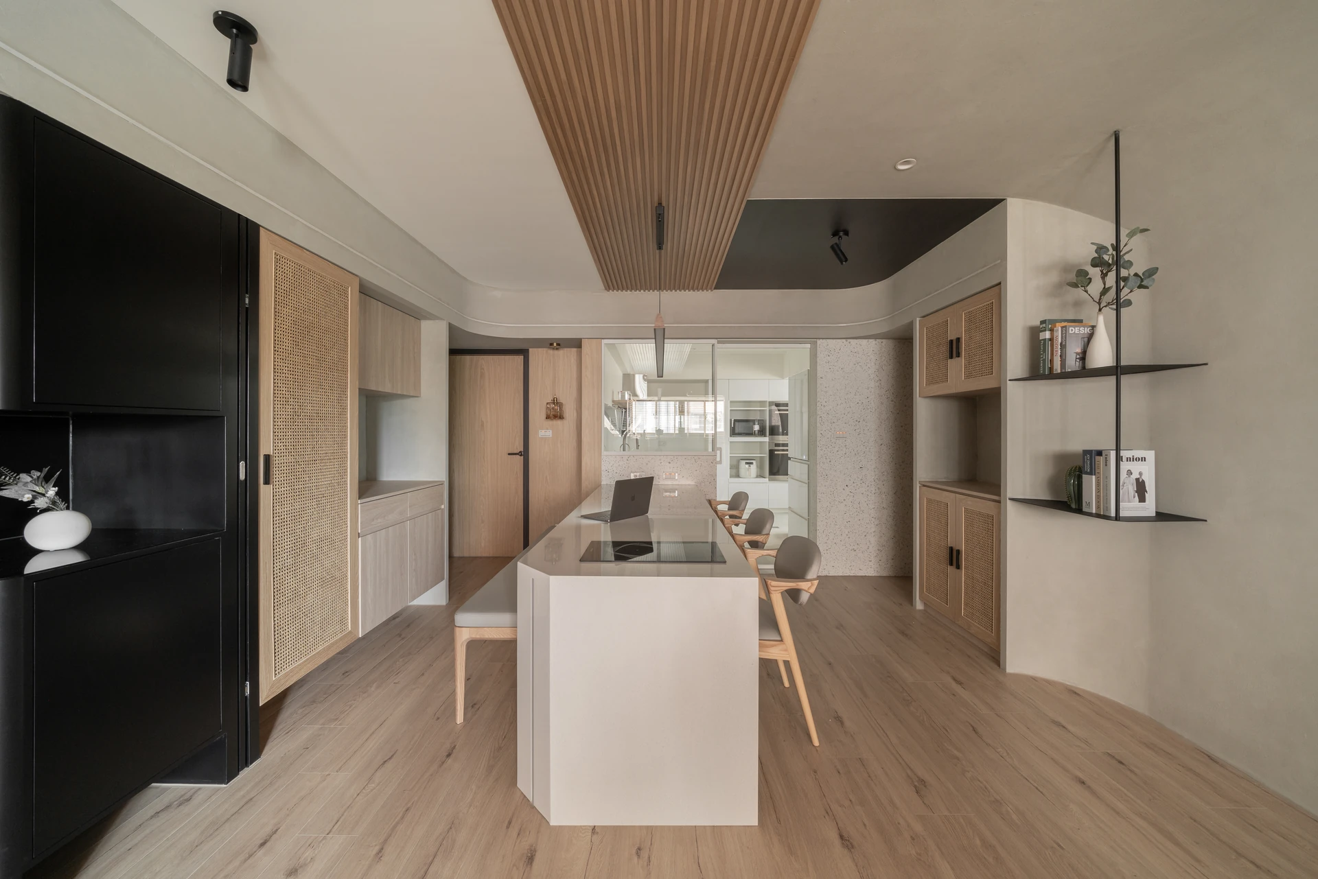 新竹舊屋翻新開放餐廚，白色中島與藤編櫃門、磨石子備餐牆、木格柵天花 — 覺壹設計