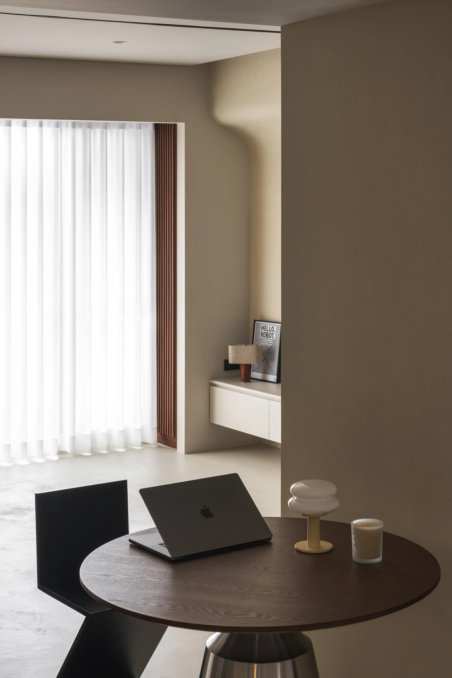 桃園新古屋住宅開放餐廳,胡桃木圓桌與圓弧轉角微水泥牆 — 覺壹設計